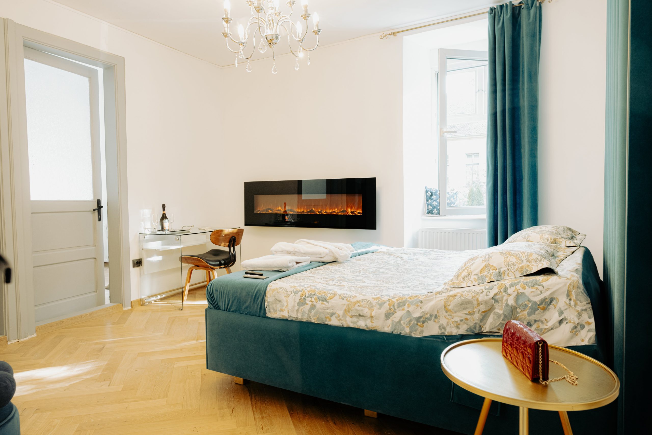 Efficient Downsizing and Storage: A Tidy Living Space with Organized Belongings and Storage Boxes, Illustrating the Benefits of Utilizing Storage Facilities During Transitional Periods